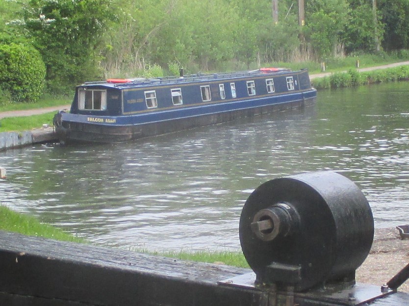 Narrowboatblueonwater.jpg (171.37 KB)