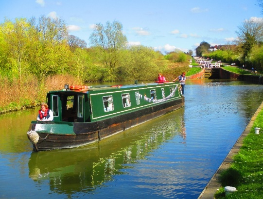 narrowboatgreenonwater.jpg (114.79 KB)